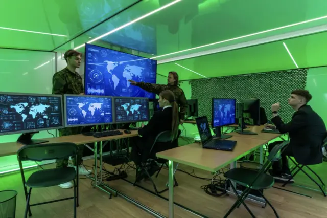 COMMAND CENTER CONTAINER ISO 20FT 3-1 2-WAYS EXPANDABLE 