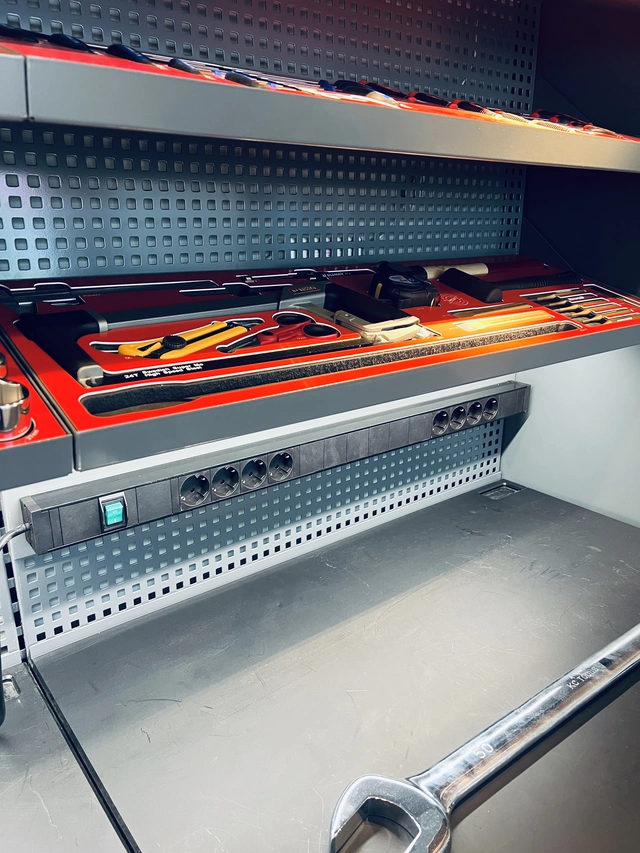 ENERGIPANEL 8 STRØMUTTAK M/BRYTER 870MM FORGRENER 8 STRØMUTTAK 3x1.5mm2 