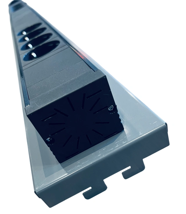 ENERGIPANEL 8 STRØMUTTAK M/BRYTER 870MM FORGRENER 8 STRØMUTTAK 3x1.5mm2 