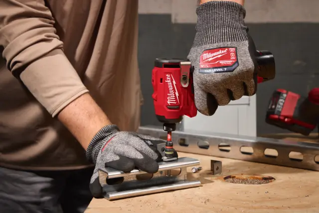 DRILL OG SLAGSKRUTREKKER M12 POWERPACK Inkl 2 batteri og lader - Milwaukee 