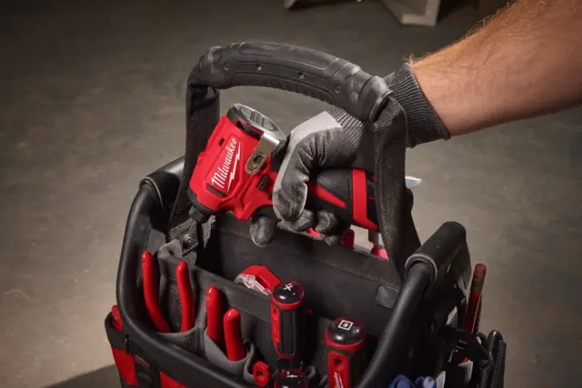 DRILL OG SLAGSKRUTREKKER M12 POWERPACK Inkl 2 batteri og lader - Milwaukee 
