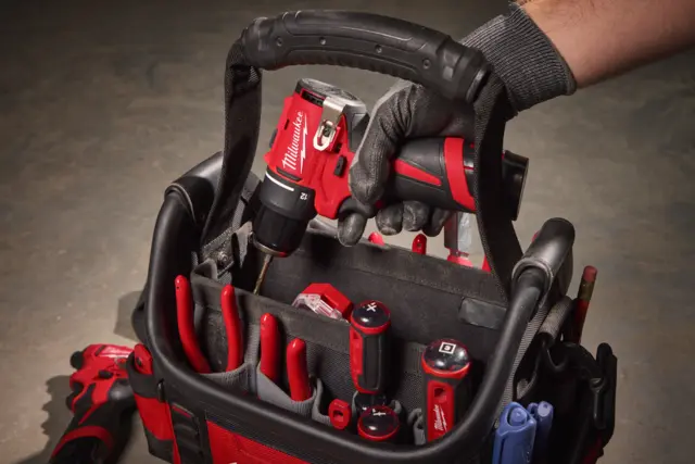 DRILL OG SLAGSKRUTREKKER M12 POWERPACK Inkl 2 batteri og lader - Milwaukee 