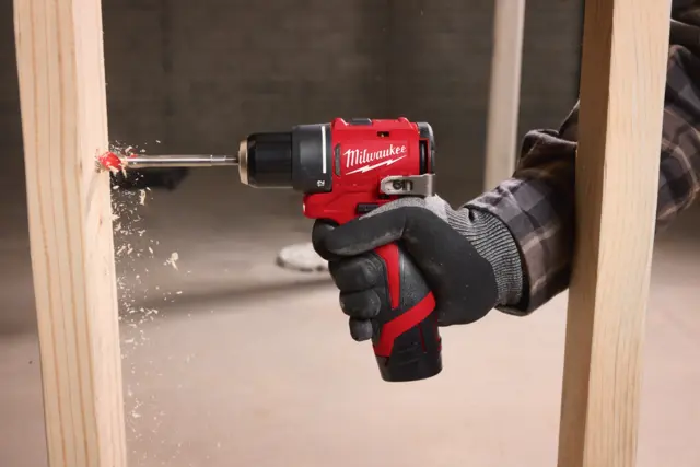 DRILL OG SLAGSKRUTREKKER M12 POWERPACK Inkl 2 batteri og lader - Milwaukee 
