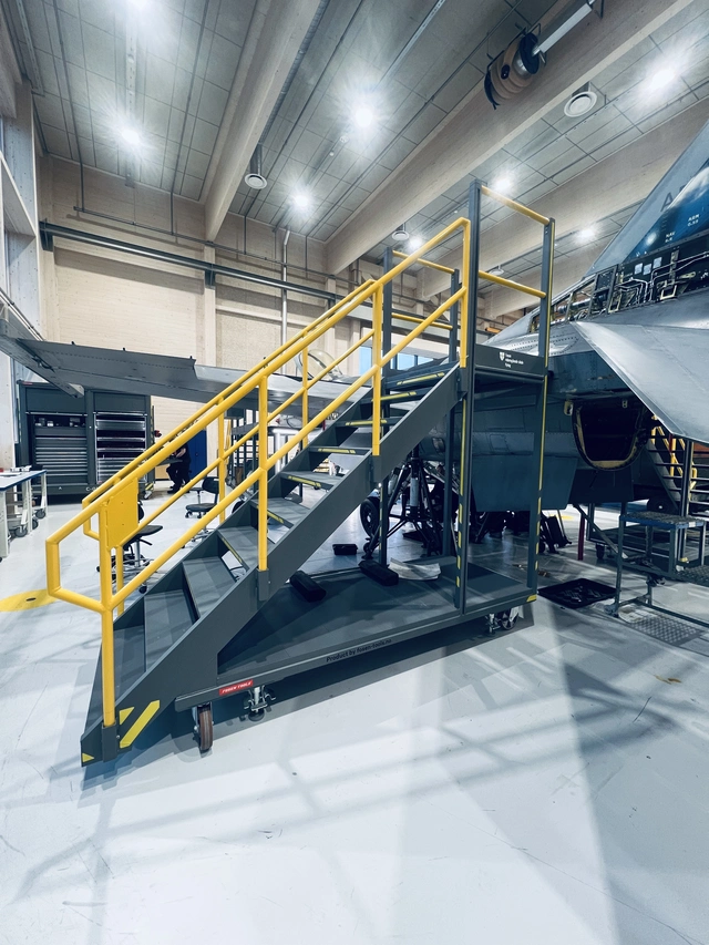 F-16 TAIL STAND/STAIRS  CUSTOM L- R Service module, FTC 