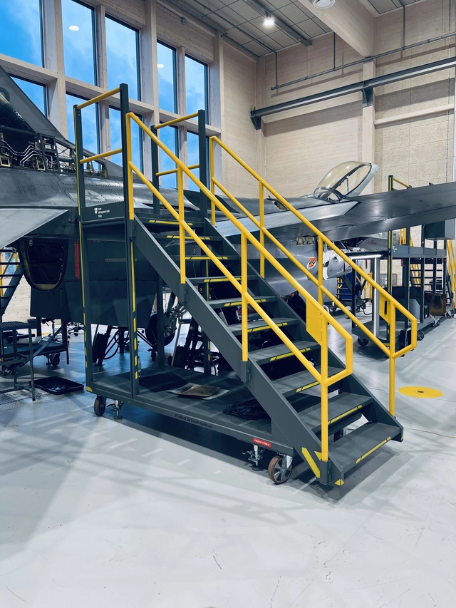 F-16 TAIL STAND/STAIRS  CUSTOM L- R Service module, FTC 