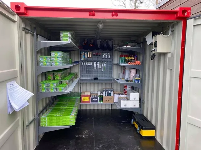 CONTAINER 8 FOT BM M/INNREDNING RAL3020 BM type 3 - Heng. innredning, lys, varme 