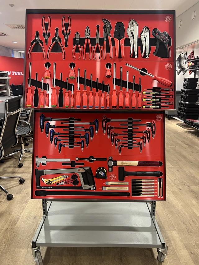 STÅLHYLLE SKRÅSTILT 900X600MM M/OPPKANT 54mm oppkant,  Systemvegg, S6502-B - FTC 