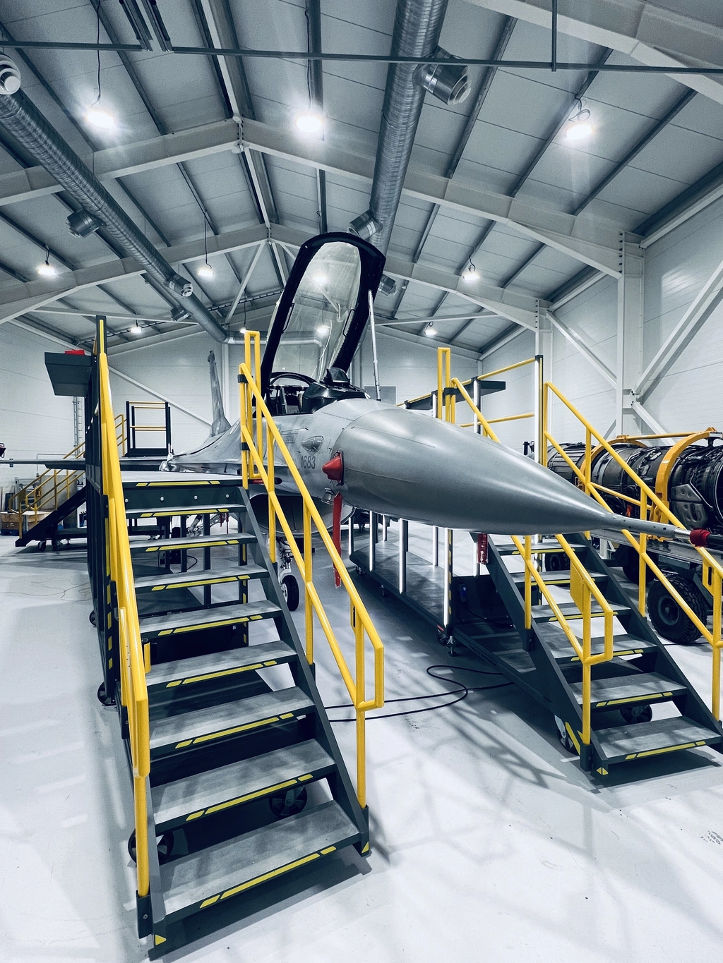 F-16 AIRCRAFT SERVICE MAINTENANCE MODULE Fuselage stands LH/RH, 4 PCS, FTA 