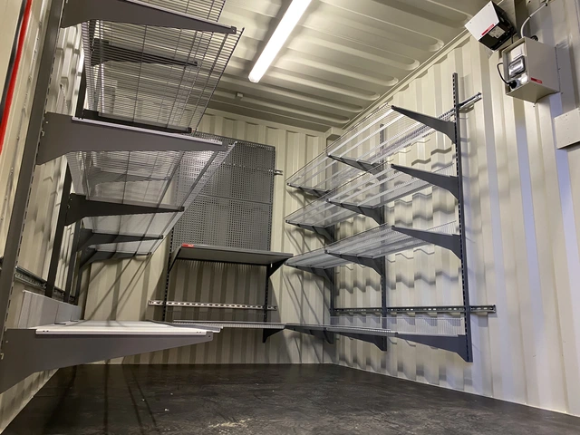 CONTAINER 10 FOT BM M/INNREDNING RAL3020 BM type 3 - Heng. innredning, lys, varme 