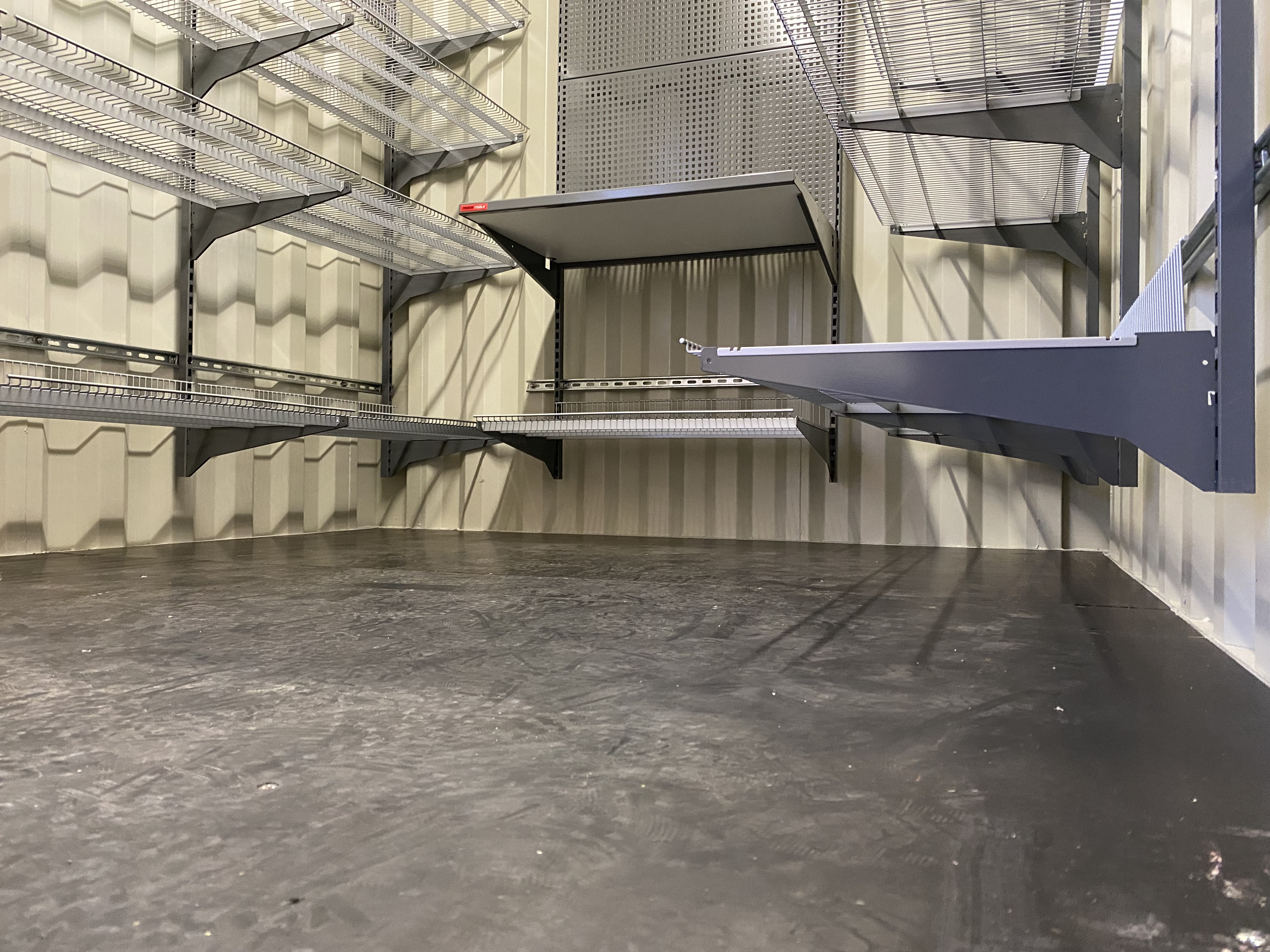 CONTAINER 10 FOT BM M/INNREDNING RAL3020 BM type 3 - Heng. innredning, lys, varme 