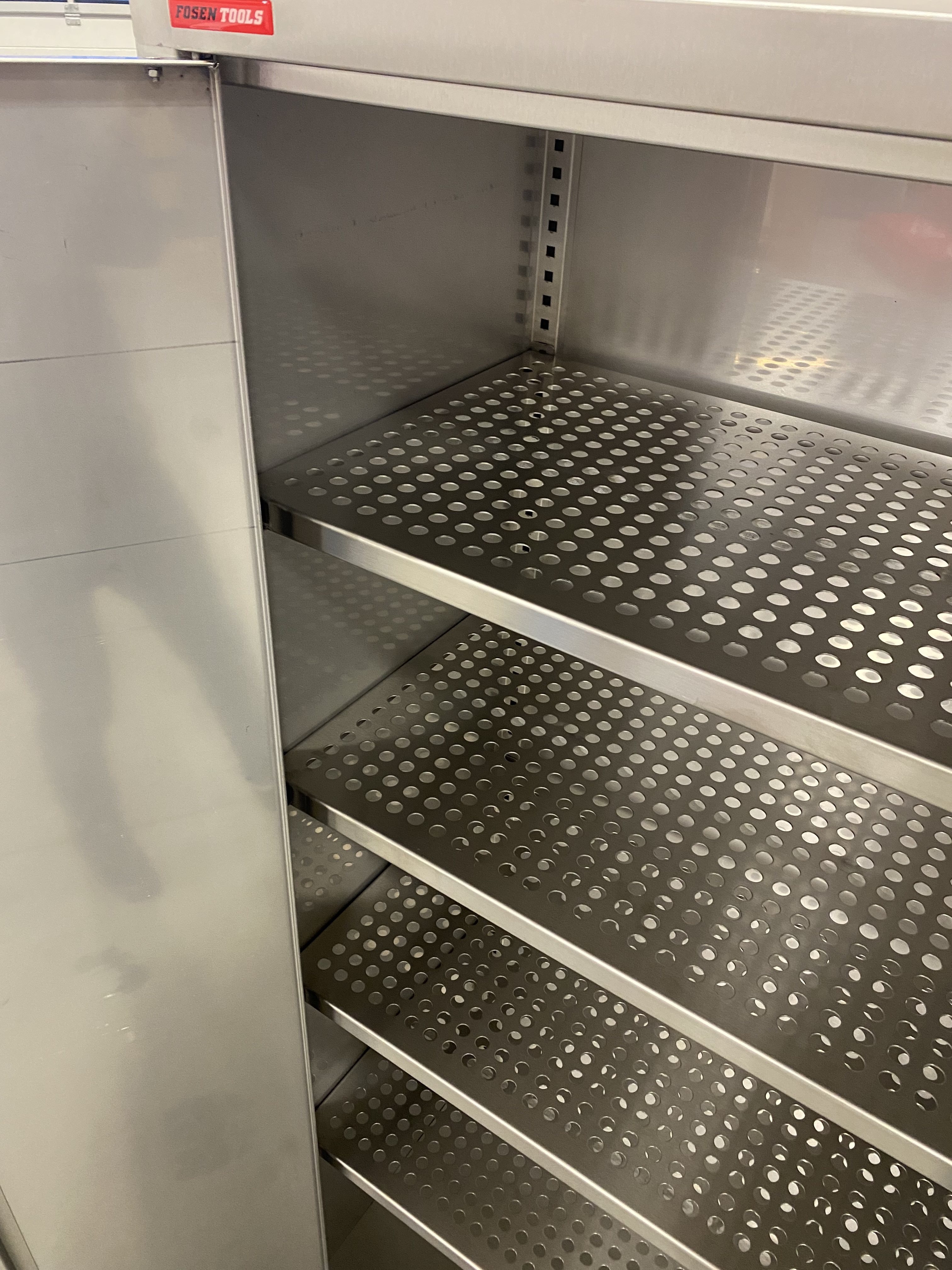 VERKSTEDSKAP RUSTFRITT B1000 D500 H1800 m/perforerte hyller for enkelt renhold 