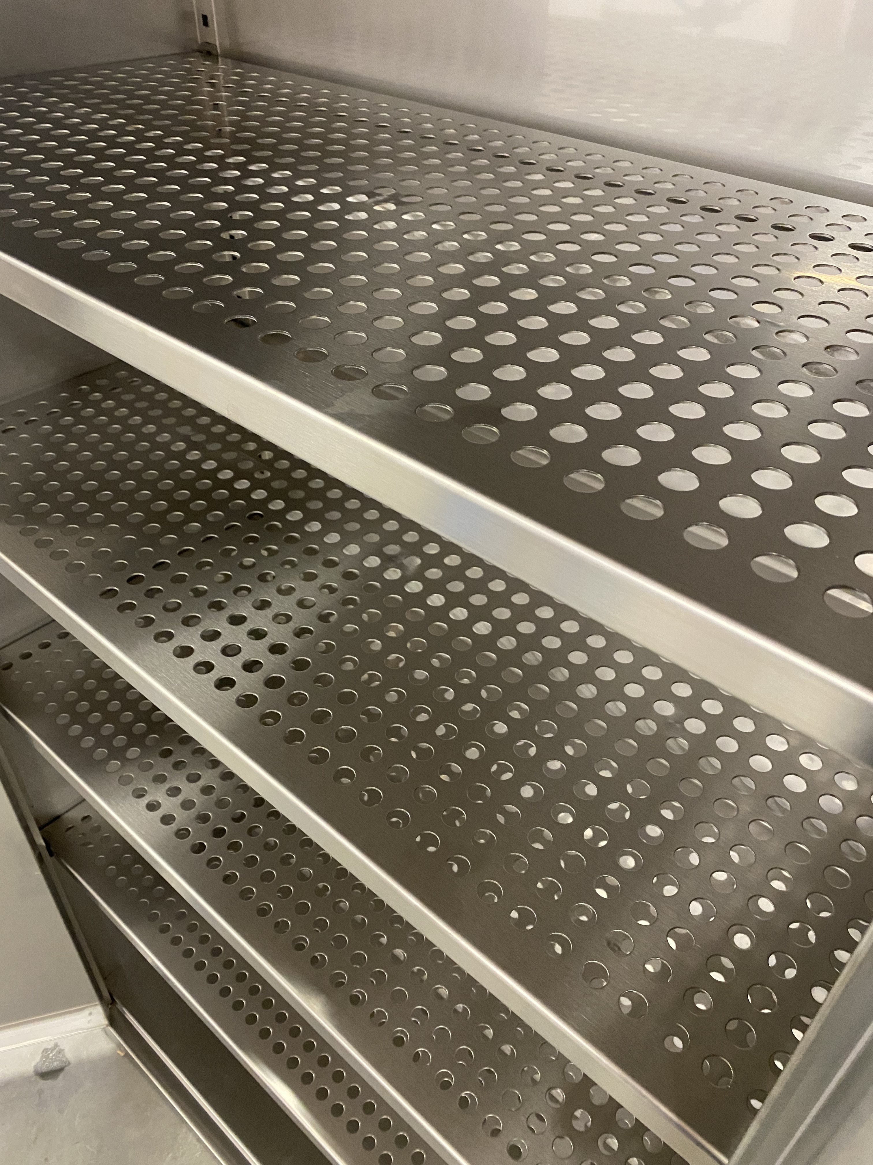 VERKSTEDSKAP RUSTFRITT B1000 D500 H1800 m/perforerte hyller for enkelt renhold 