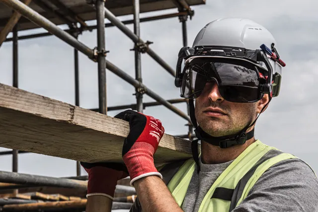 VERNEHJELM BOLT™ 200 HVIT VENTILERT Milwaukee 