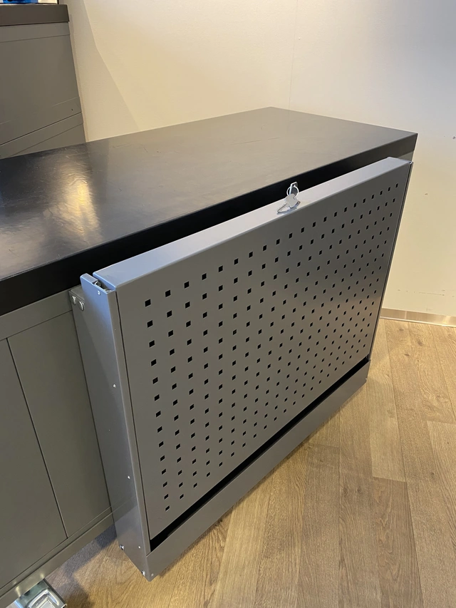VERKTØYTAVLE HEV/SENK M/LÅS B890 D120 H1270/H730 Perforert Ncs S6502B FTC 