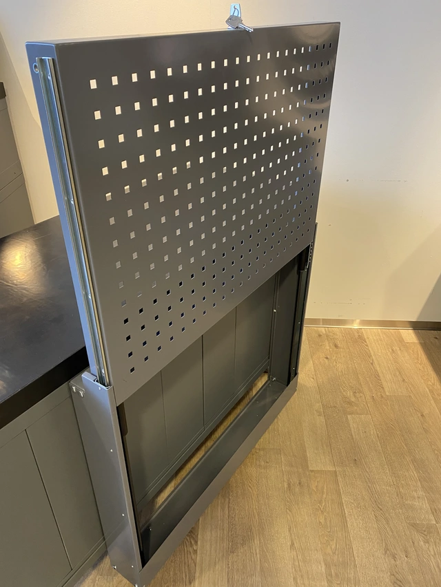 VERKTØYTAVLE HEV/SENK M/LÅS B890 D120 H1270/H730 Perforert Ncs S6502B FTC 
