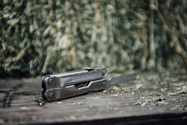MULTIVERKTØY REBAR RUSTFRI TASKE Med mulighet for gravering - Leatherman 