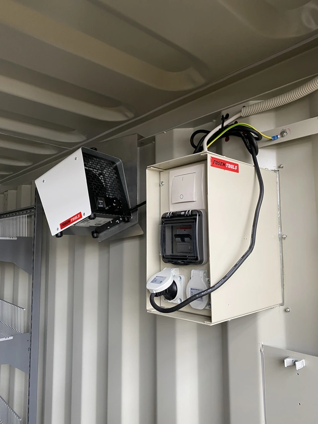 CONTAINER 8 FOT BM M/INNREDNING RAL3020 BM type 3 - Heng. innredning, lys, varme 