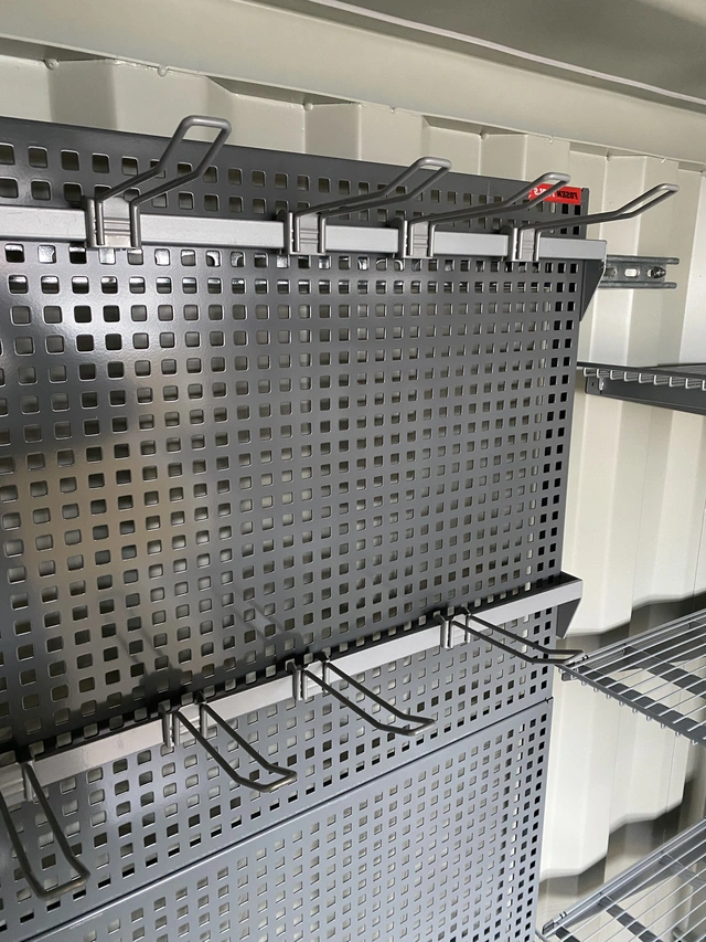 CONTAINER 8 FOT BM M/INNREDNING RAL3020 BM type 3 - Heng. innredning, lys, varme 